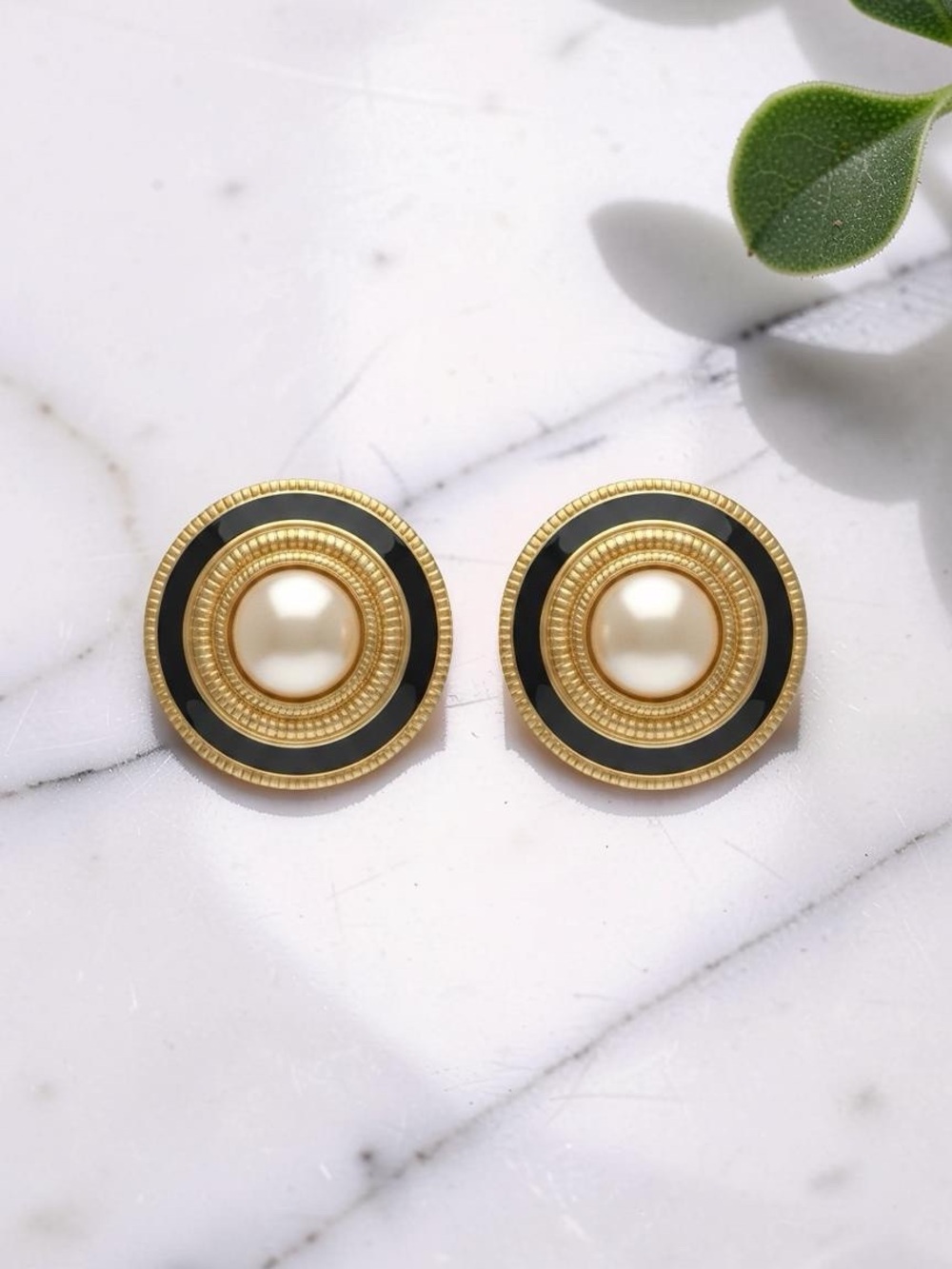Vintage Richelieu Gold and Black clip on Earrings - Picture 2 of 3